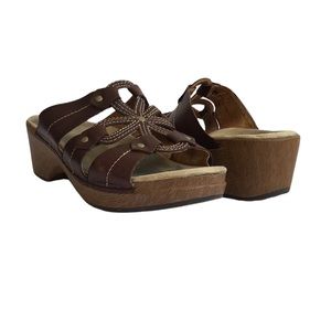 Dansko Women’s Serena Clogs Brown Leather Cut out Flower Size 40 (9)